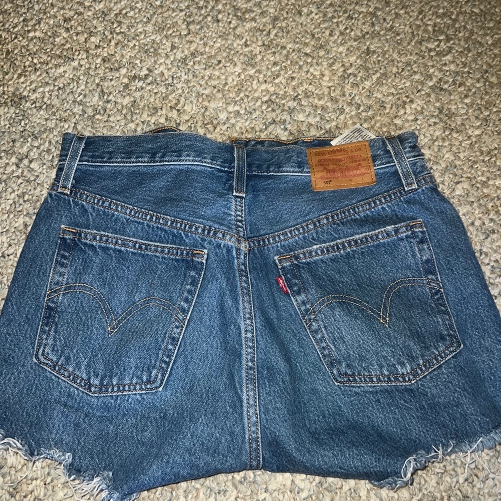 Levis distressed short